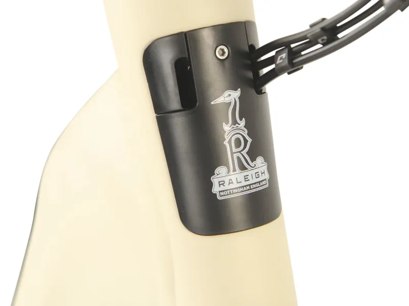 Raleigh Motus Grand Tour Lowstep Derailleur eBike in Cream